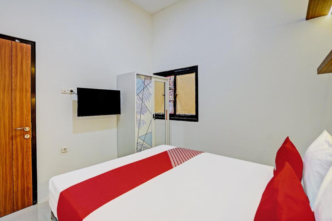 Oyo 92435 Sunlo Cozy Home Family Homestay Syariah スラバヤ エクステリア 写真