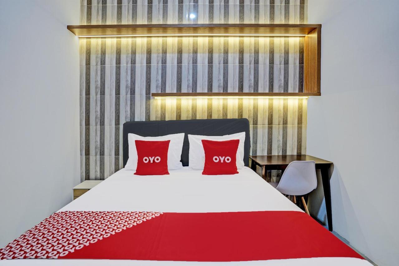 Oyo 92435 Sunlo Cozy Home Family Homestay Syariah スラバヤ エクステリア 写真