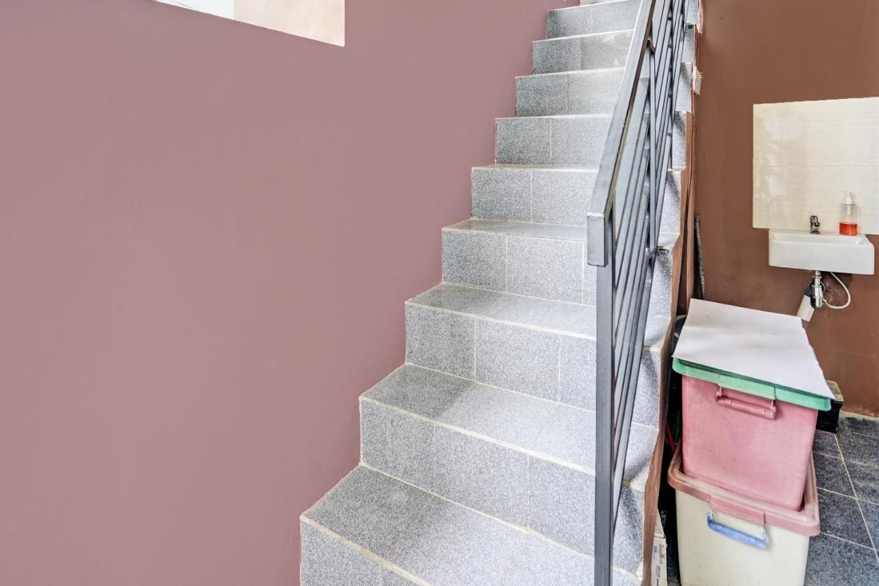 Oyo 92435 Sunlo Cozy Home Family Homestay Syariah スラバヤ エクステリア 写真