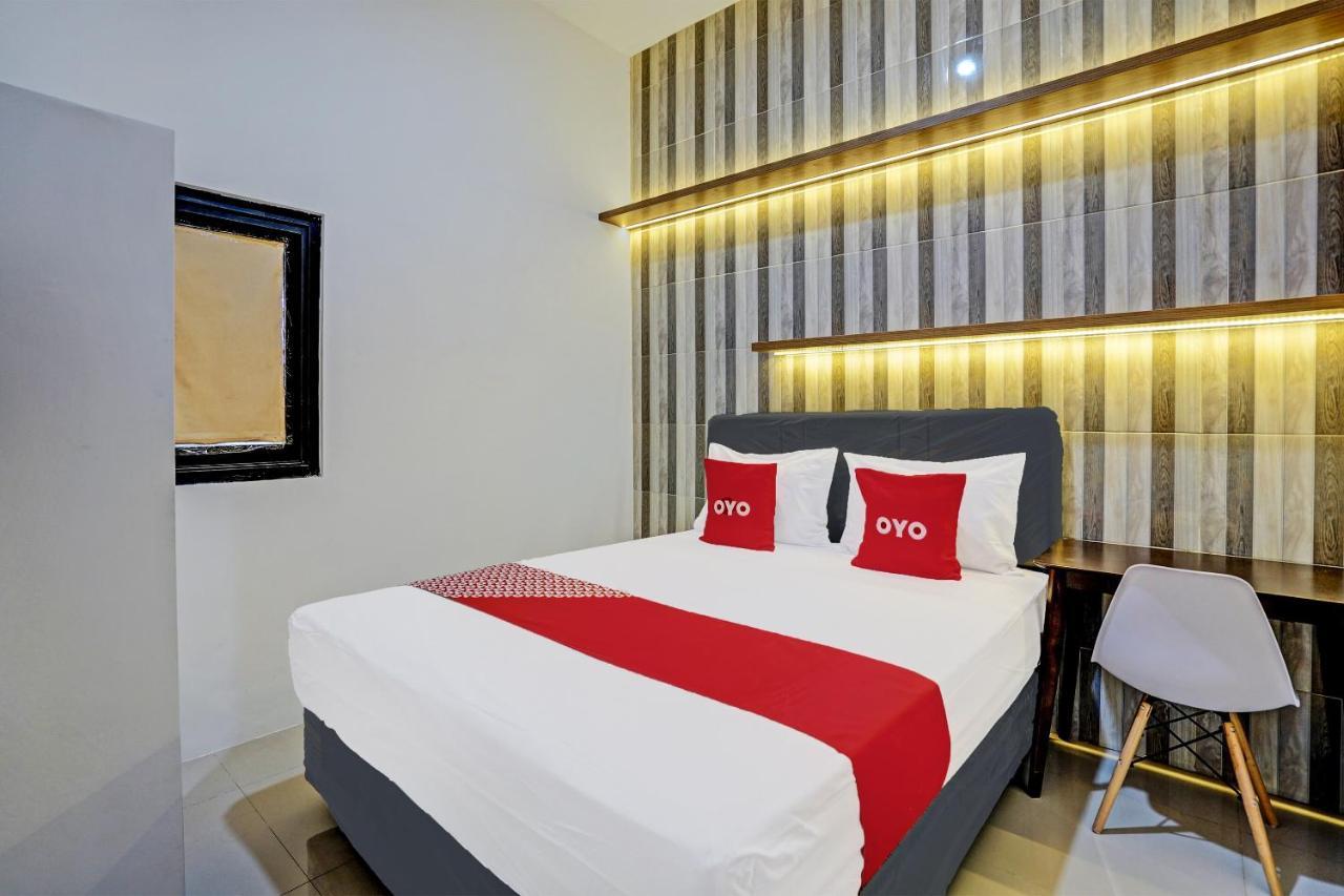 Oyo 92435 Sunlo Cozy Home Family Homestay Syariah スラバヤ エクステリア 写真