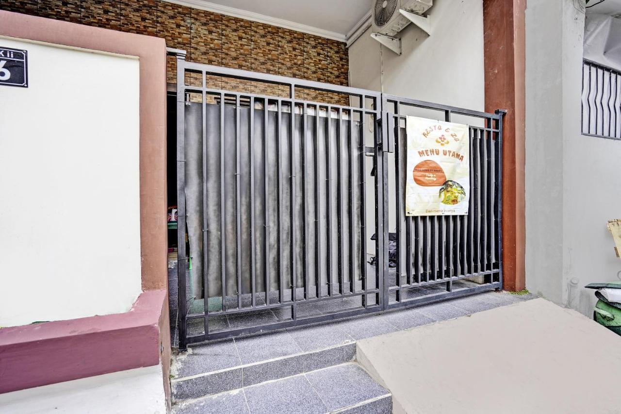 Oyo 92435 Sunlo Cozy Home Family Homestay Syariah スラバヤ エクステリア 写真