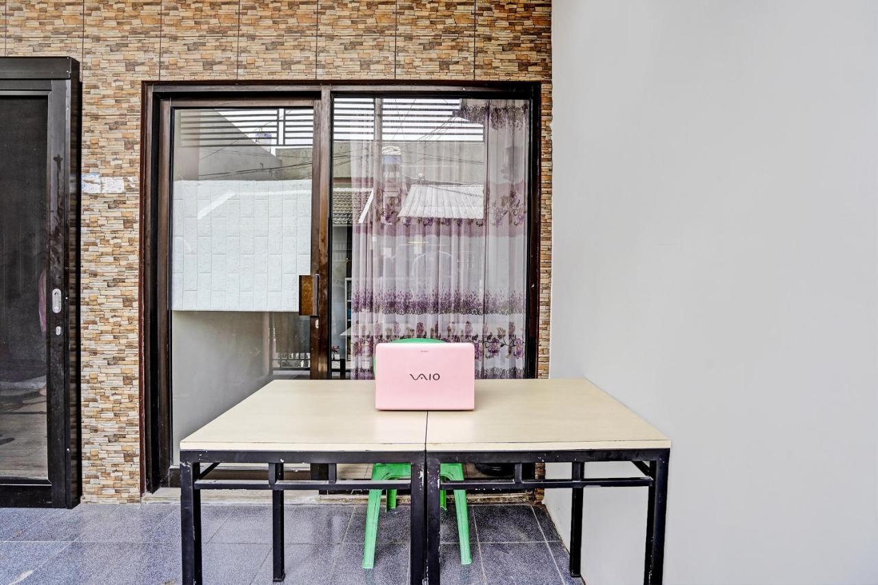 Oyo 92435 Sunlo Cozy Home Family Homestay Syariah スラバヤ エクステリア 写真