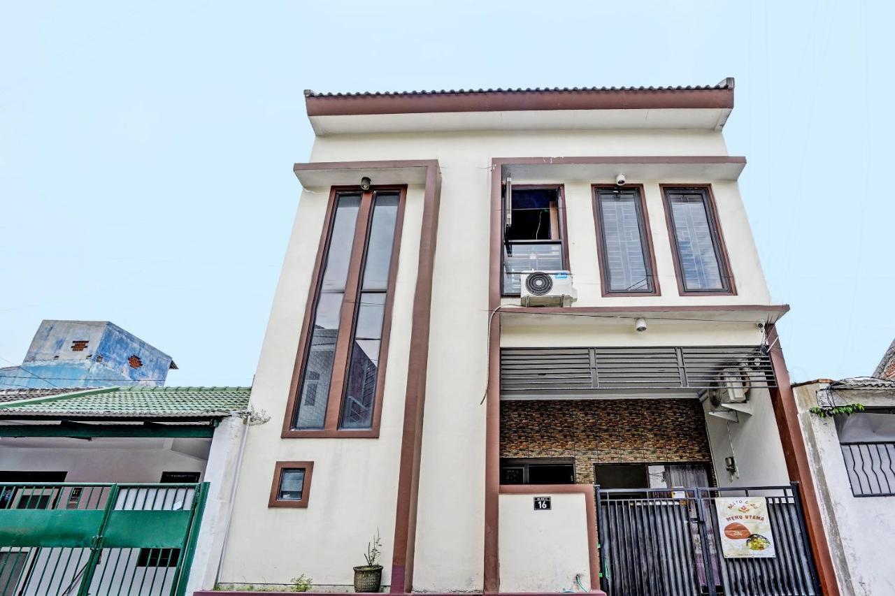 Oyo 92435 Sunlo Cozy Home Family Homestay Syariah スラバヤ エクステリア 写真