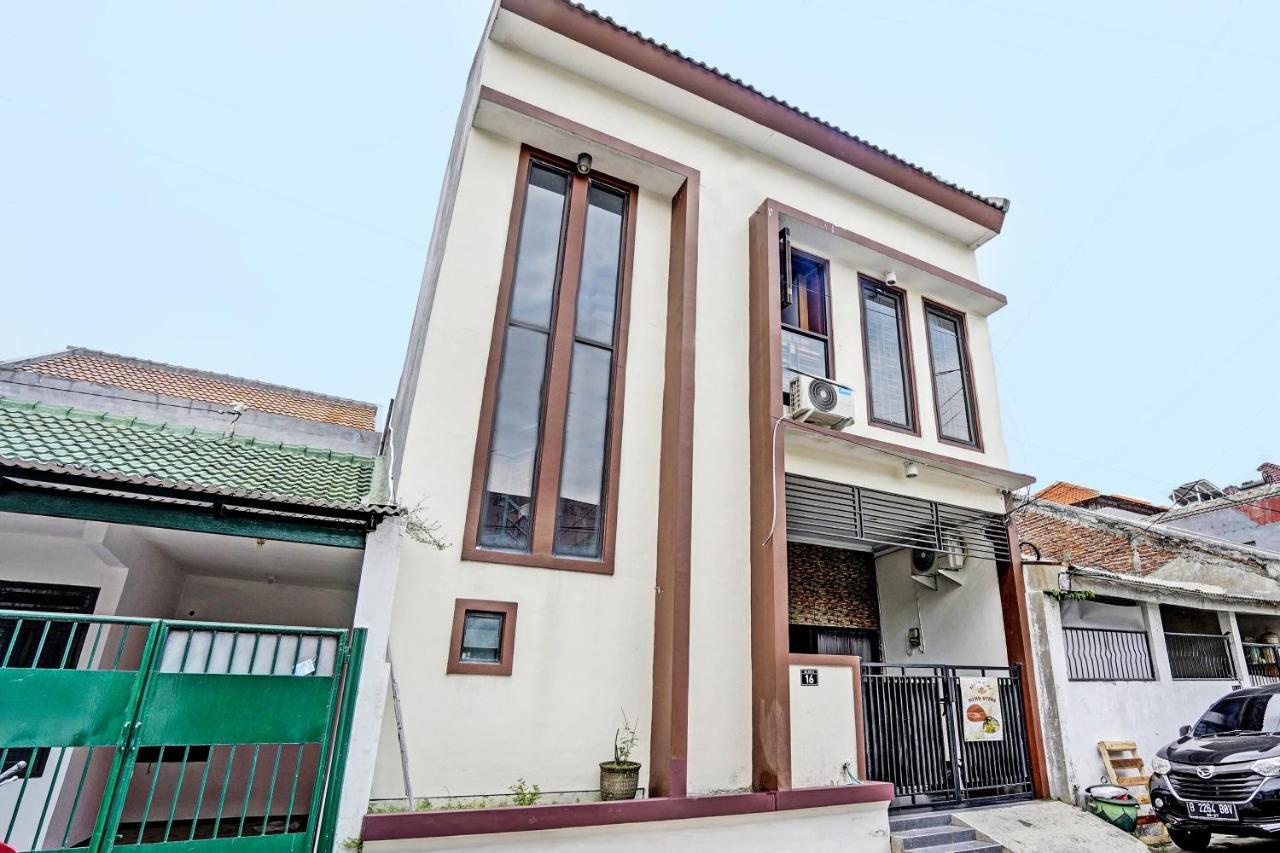 Oyo 92435 Sunlo Cozy Home Family Homestay Syariah スラバヤ エクステリア 写真